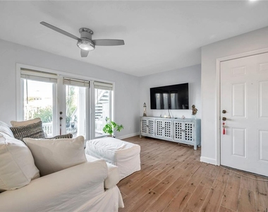 4728 Beach Drive Se - Photo Thumbnail 6