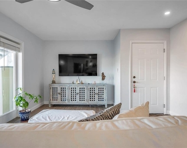 4728 Beach Drive Se - Photo Thumbnail 5