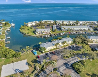 4728 Beach Drive Se - Photo Thumbnail 45