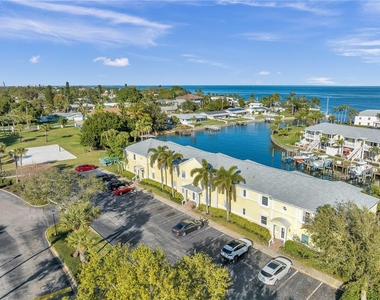 4728 Beach Drive Se - Photo Thumbnail 2