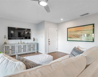 4728 Beach Drive Se - Photo Thumbnail 3