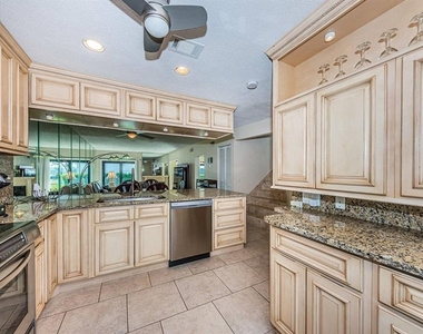 6260 Sun Boulevard - Photo Thumbnail 2