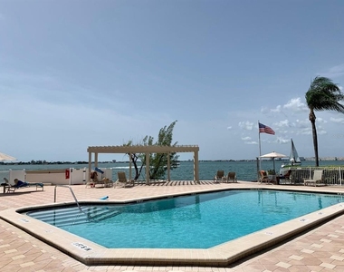 6260 Sun Boulevard - Photo Thumbnail 20