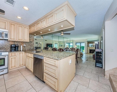 6260 Sun Boulevard - Photo Thumbnail 3