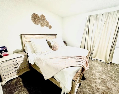 1835 Weir Boulevard - Photo Thumbnail 4