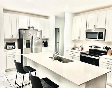 1835 Weir Boulevard - Photo Thumbnail 1