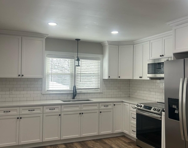 82 Middlefield Avenue - Photo Thumbnail 3