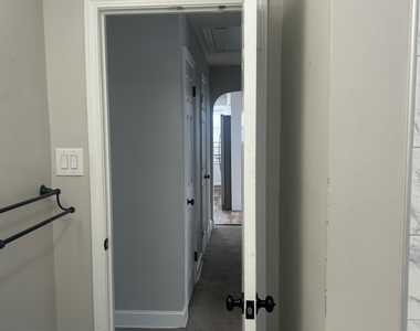 82 Middlefield Avenue - Photo Thumbnail 5