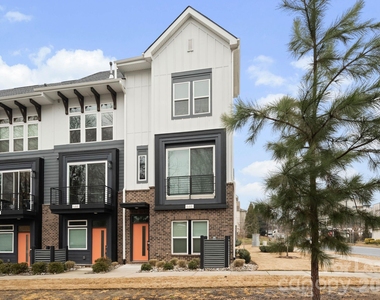 648 W End Drive - Photo Thumbnail 2