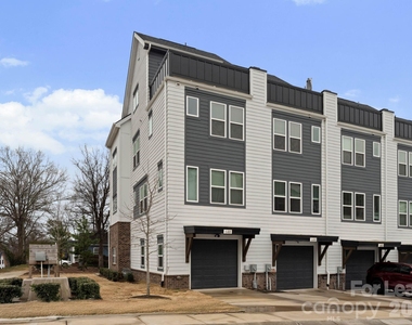 648 W End Drive - Photo Thumbnail 3