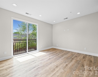 840 E 18th Street - Photo Thumbnail 6