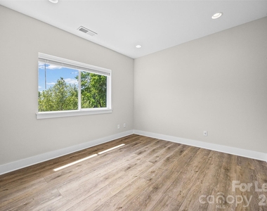 840 E 18th Street - Photo Thumbnail 14