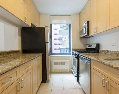 West 48th Street - Photo Thumbnail 1