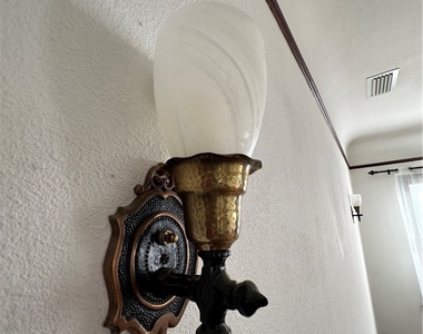 1054 N Euclid - Photo Thumbnail 20