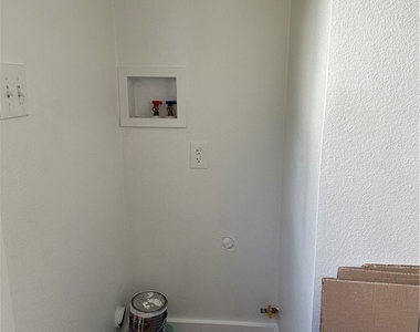 1054 N Euclid - Photo Thumbnail 5