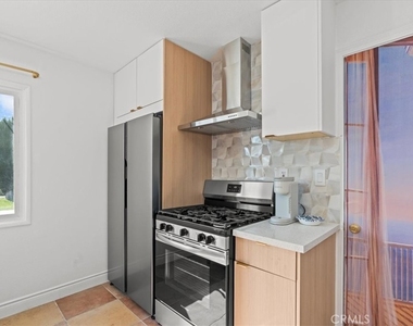 1095 Bonita Street - Photo Thumbnail 6