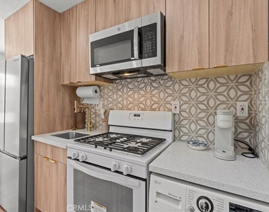 1095 Bonita Street - Photo Thumbnail 9