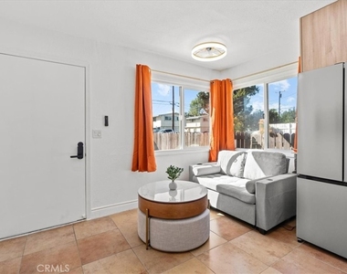 1095 Bonita Street - Photo Thumbnail 2