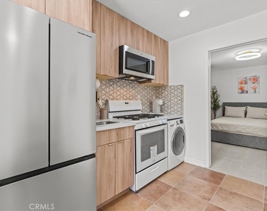 1095 Bonita Street - Photo Thumbnail 8