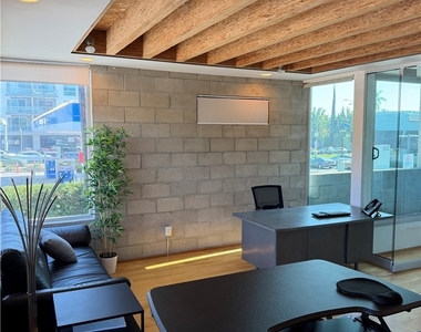 6615 Melrose Avenue - Photo Thumbnail 7