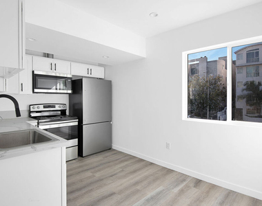 1610 S Beverly Glen Boulevard - Photo Thumbnail 2