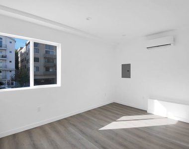 1610 S Beverly Glen Boulevard - Photo Thumbnail 4