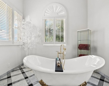 1368 Doheny Place - Photo Thumbnail 27