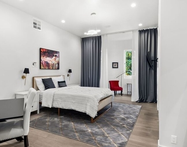 1368 Doheny Place - Photo Thumbnail 20