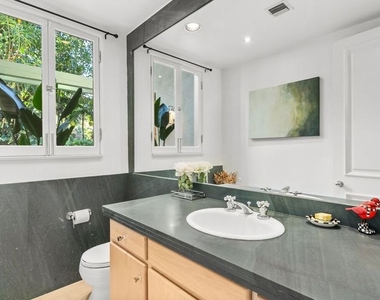 1368 Doheny Place - Photo Thumbnail 29