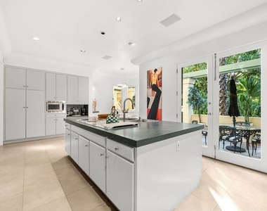 1368 Doheny Place - Photo Thumbnail 11