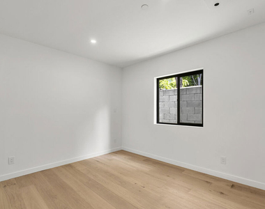 822 N Orange Grove Avenue - Photo Thumbnail 16