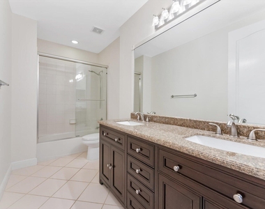 604 Ne Francesca Lane - Photo Thumbnail 24