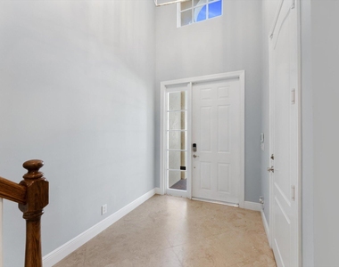 604 Ne Francesca Lane - Photo Thumbnail 3