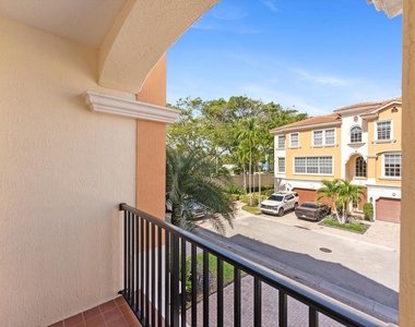 604 Ne Francesca Lane - Photo Thumbnail 42