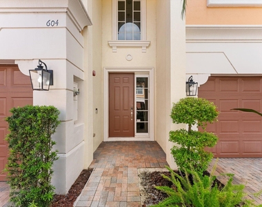 604 Ne Francesca Lane - Photo Thumbnail 1
