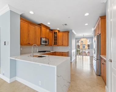 604 Ne Francesca Lane - Photo Thumbnail 4