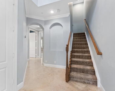 604 Ne Francesca Lane - Photo Thumbnail 2