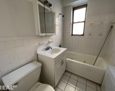 240 E 82nd St - Photo Thumbnail 6