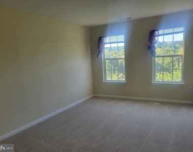 8813 Stoneridge Circle - Photo Thumbnail 7