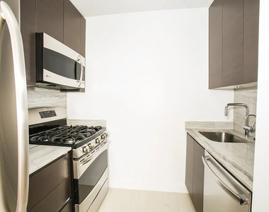 West 48th Street - Photo Thumbnail 3