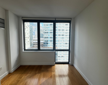 West 57th Street - Photo Thumbnail 3