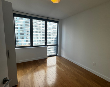 West 57th Street - Photo Thumbnail 2