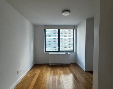 West 57th Street - Photo Thumbnail 4