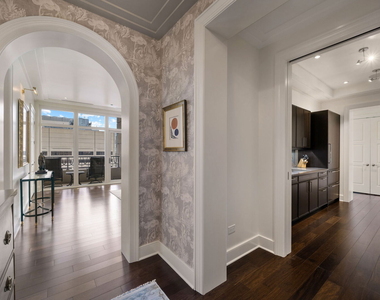 118 E Erie Street - Photo Thumbnail 4