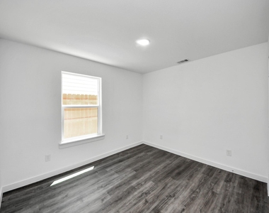 7611 Shotwell - Photo Thumbnail 5
