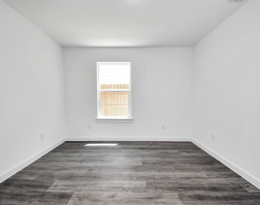 7611 Shotwell - Photo Thumbnail 14