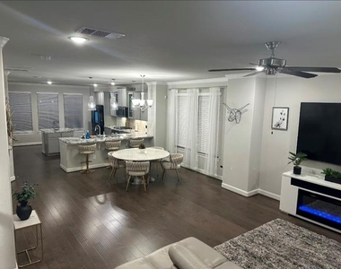 10609 Centre Forest Drive - Photo Thumbnail 2