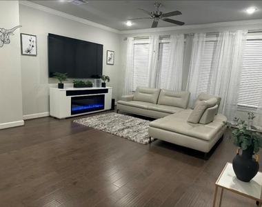 10609 Centre Forest Drive - Photo Thumbnail 3