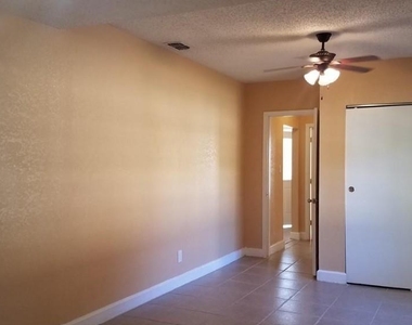 2921 W Walnut Street - Photo Thumbnail 4