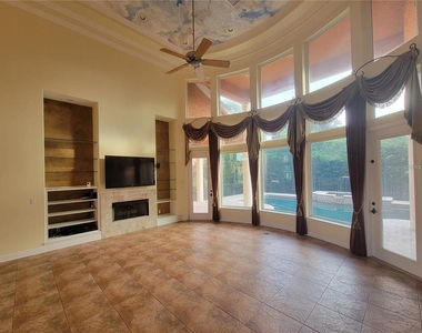 10209 Thurston Groves Boulevard - Photo Thumbnail 5